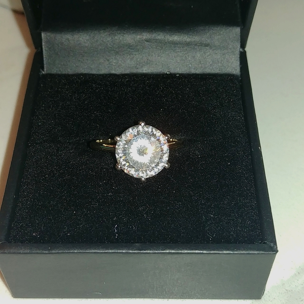 Luroxo Mossanite 4 CT. Portuguese cut in 10k yellow gold band. BNWT. Stunning!